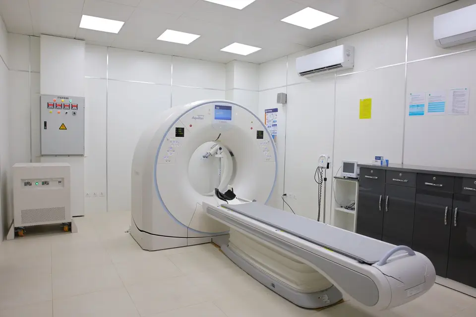 無人的醫院電腦斷層檢查室與掃描設備