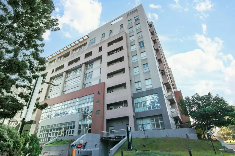 台灣醫院資訊團隊在跨院醫療資料平台上檢視 AI 驗證流程
