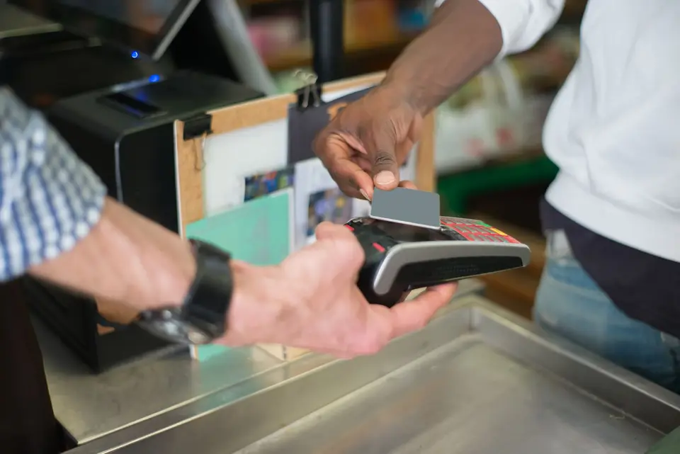 手持手機靠近感應式刷卡機付款，象徵兆豐 Apple Pay 加卡與驗證完成後的使用流程（示意圖）