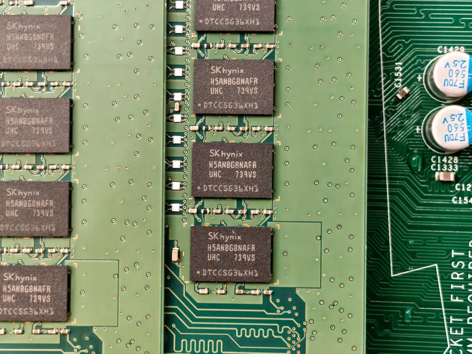 特寫的 DRAM 記憶體模組，象徵 AI 需求把記憶體現貨價格推到三倍以上