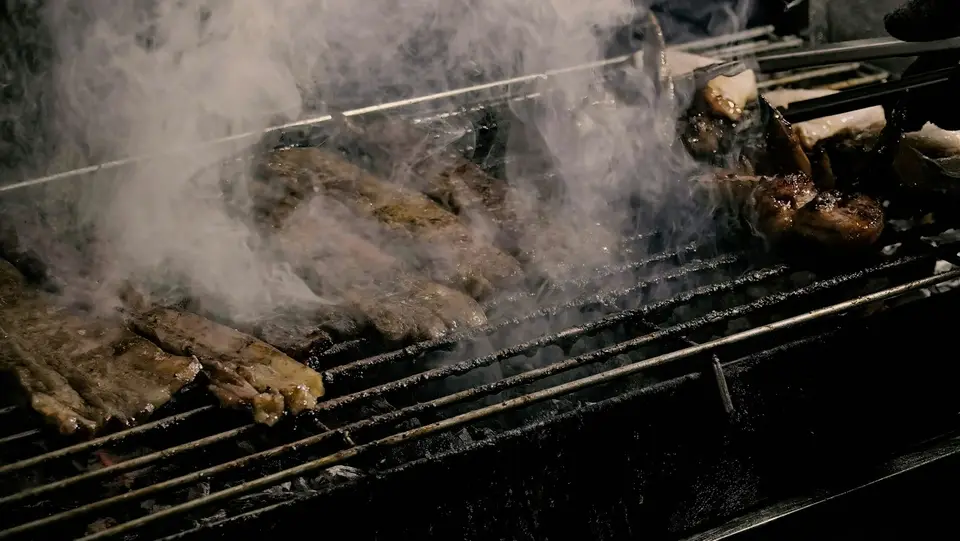 烤肉架上的食材與大量煙霧