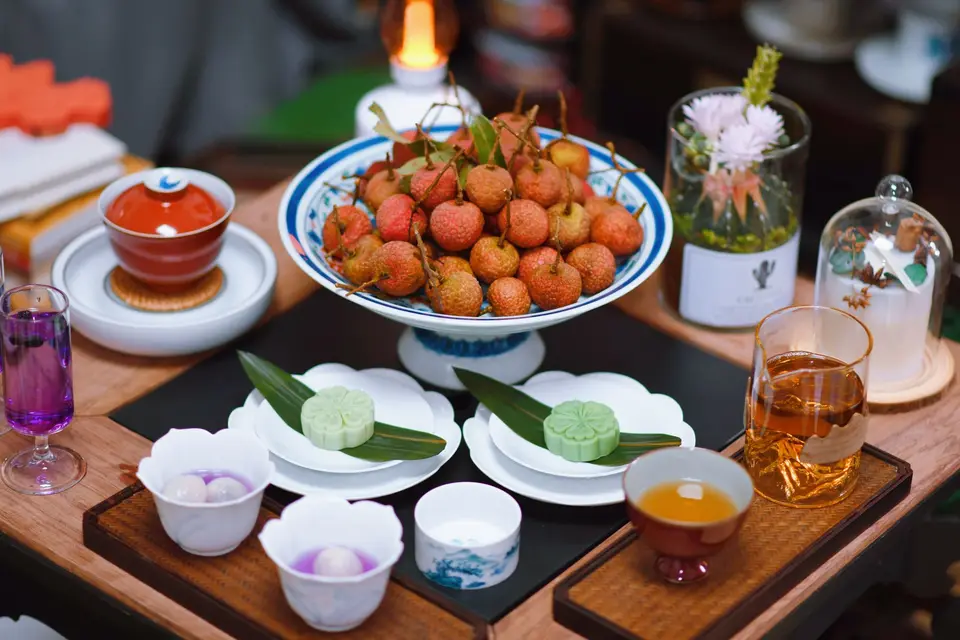 餐桌上的應景糕點、水果與茶飲