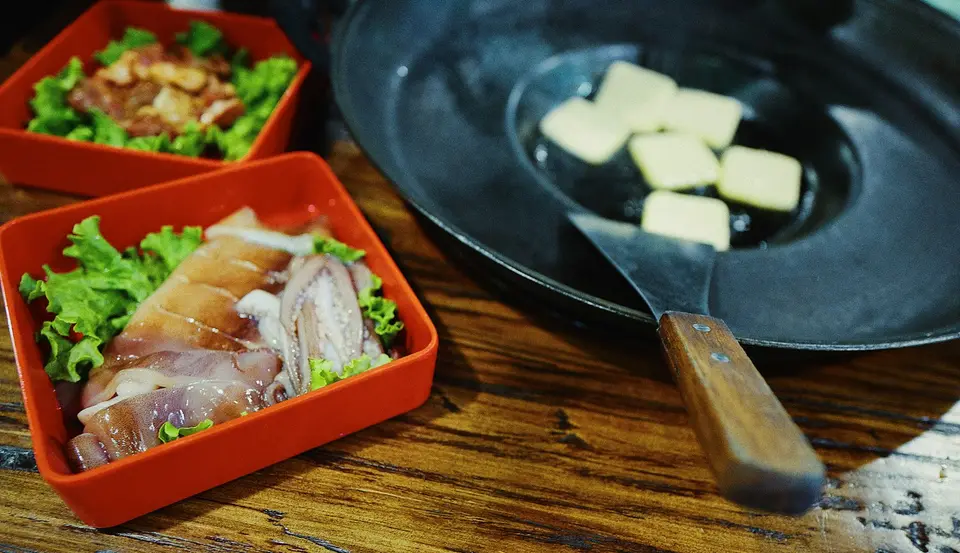 廚房檯面上分開擺放生鮮食材與其他食物的備料情境
