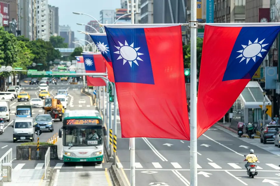 台灣城市街道與公共活動旗幟的街景