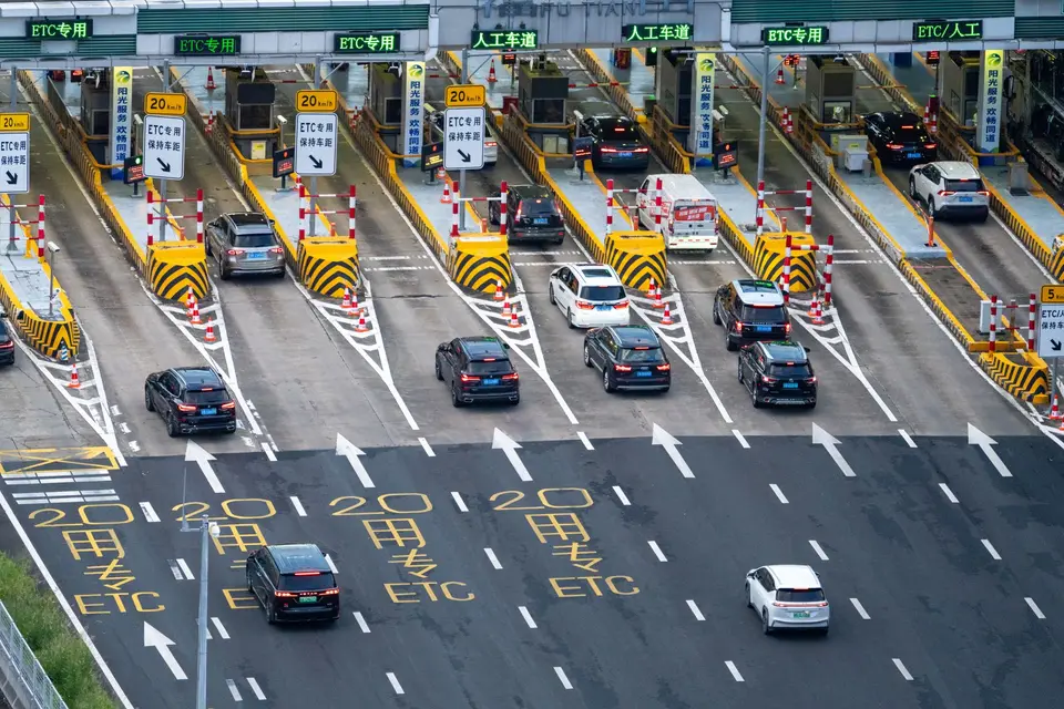 國道高速公路上車流密集的空拍畫面（示意圖）