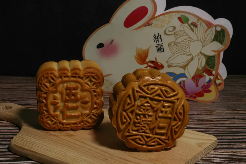 圓月與月餅擺設在桌上的中秋節意象（示意圖）