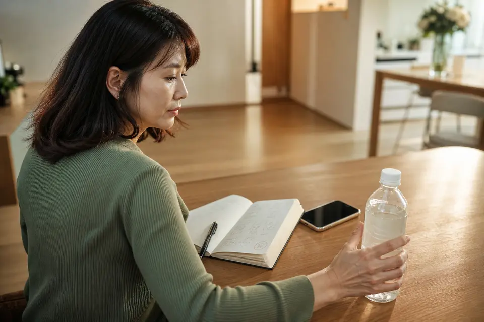 照顧者帶著傷口照護用品向醫療人員詢問特殊族群處置