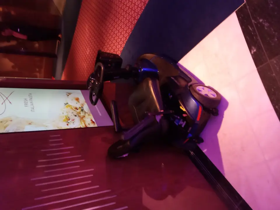 遊輪甲板上的坐式電動代步車，呈現代步車的實際使用形態