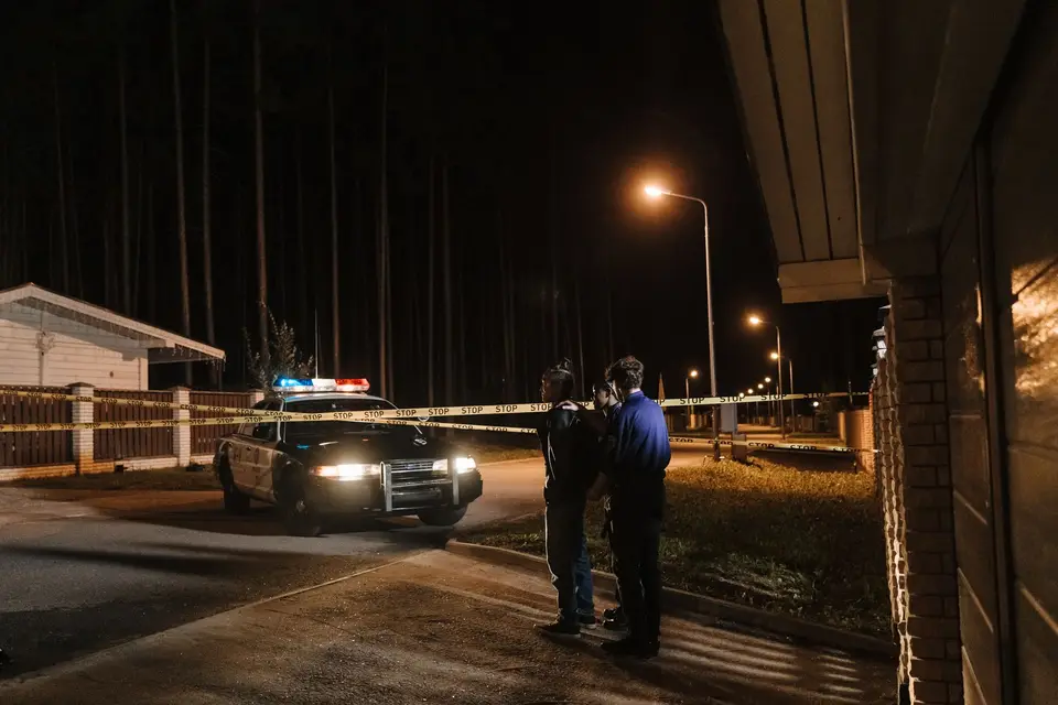 夜間封鎖線與警車停放在案發現場外圍