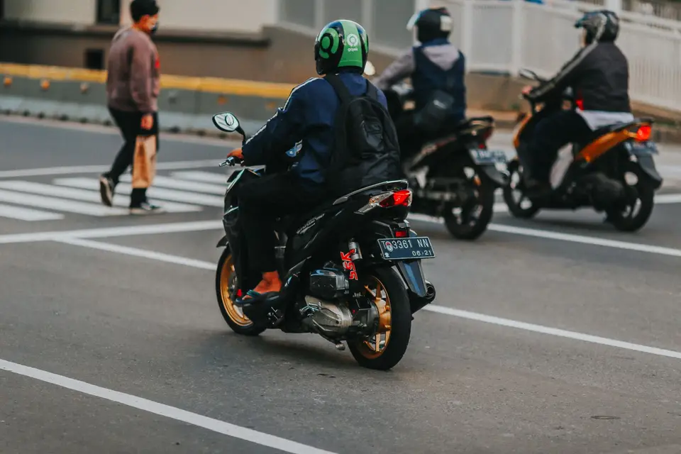 機車騎士在市區街道上通勤