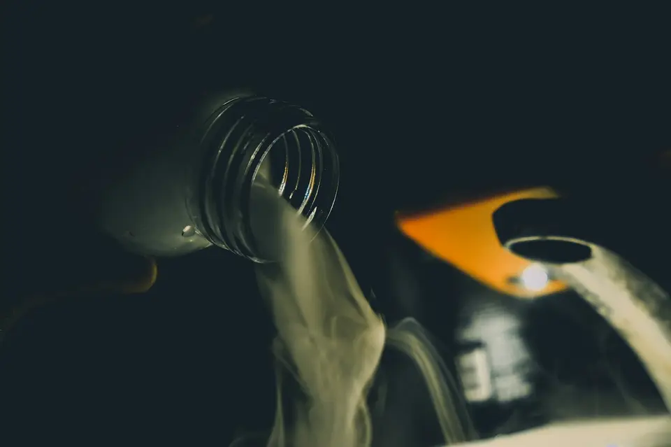 機車機油罐與引擎機油特寫