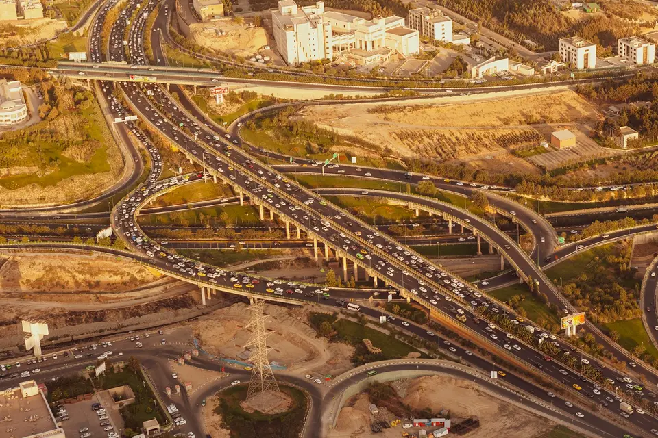 白天高速公路車流的空拍示意