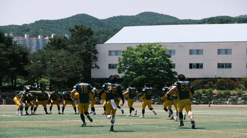 NCAA 申請成功的基礎,源於多年來在訓練場上的持續表現與紀律(示意圖) 年輕運動員在大學運動設施中進行訓練課程。
