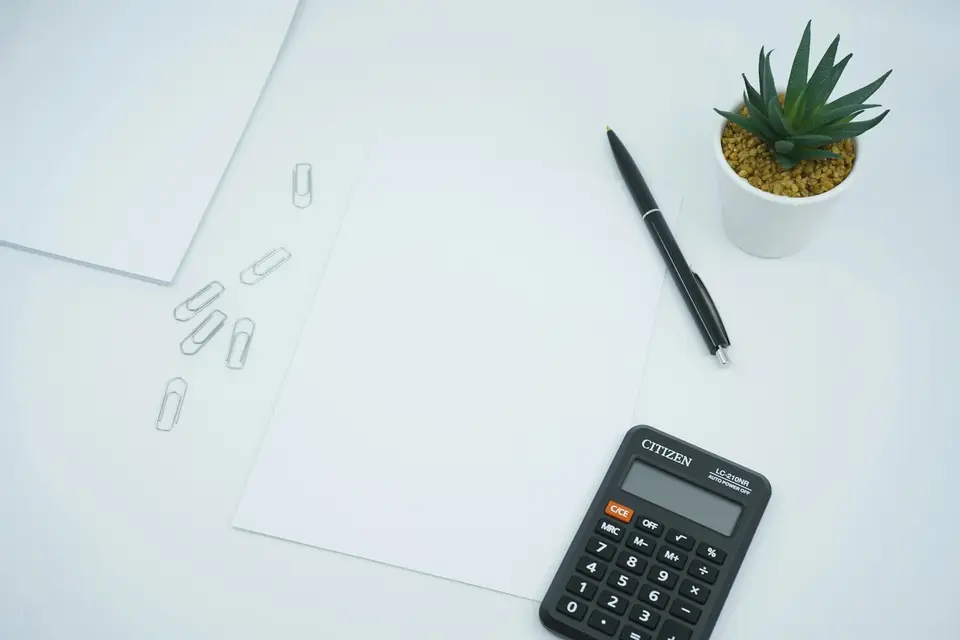 桌上放著計算機與醫療帳單