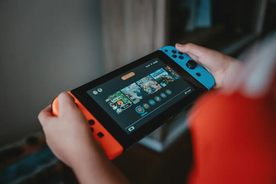 手持遊戲主機使用家庭方案類型的數位服務