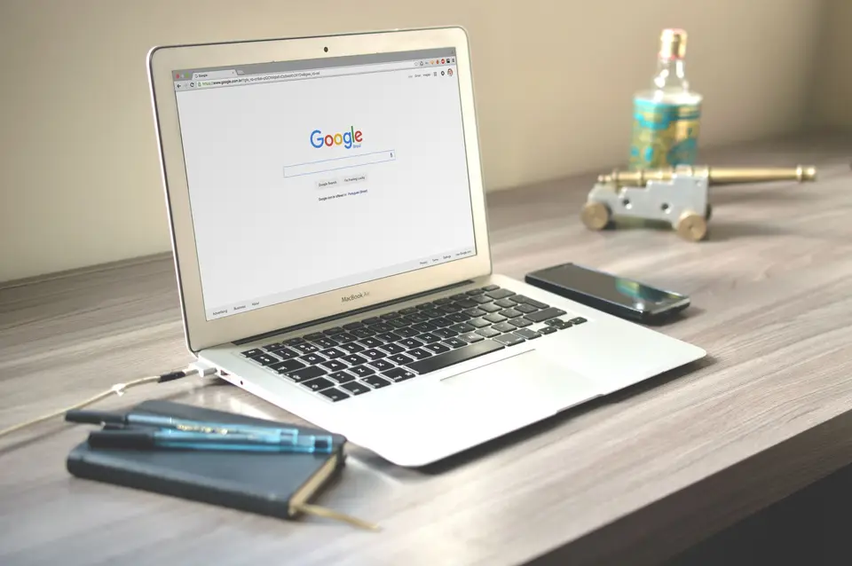 筆記型電腦旁放著 Google 帳戶設定、方案核對清單與筆記本資料夾的抽象畫面，不出現可讀文字與人物