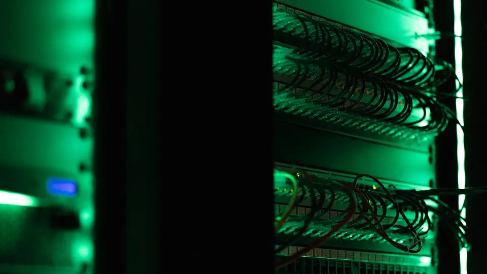 資料中心機房內的伺服器機櫃與線路