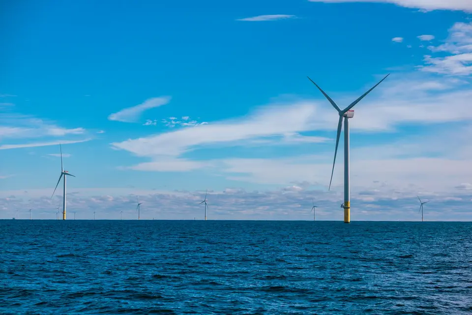 海上離岸風力發電機組，示意風機運轉與維護場景