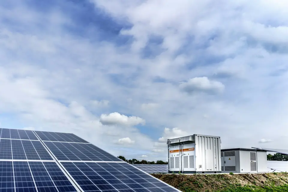 再生能源控制與監控設備，示意事故通報後的電力系統管理