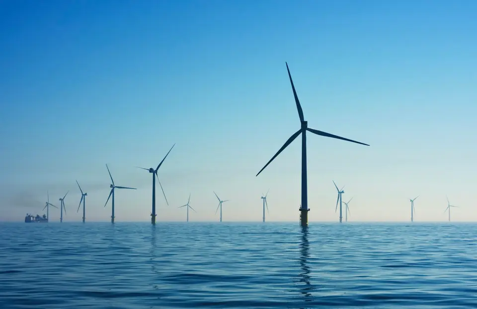 海上風力發電機組與海岸電力設施，示意離岸風電併網場景