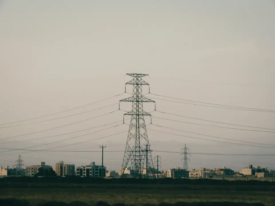電力輸送與變電設備，示意離岸風電併網基礎設施