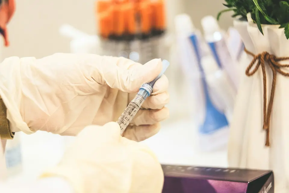醫療人員在診間使用離心機準備 PRP 血小板注射