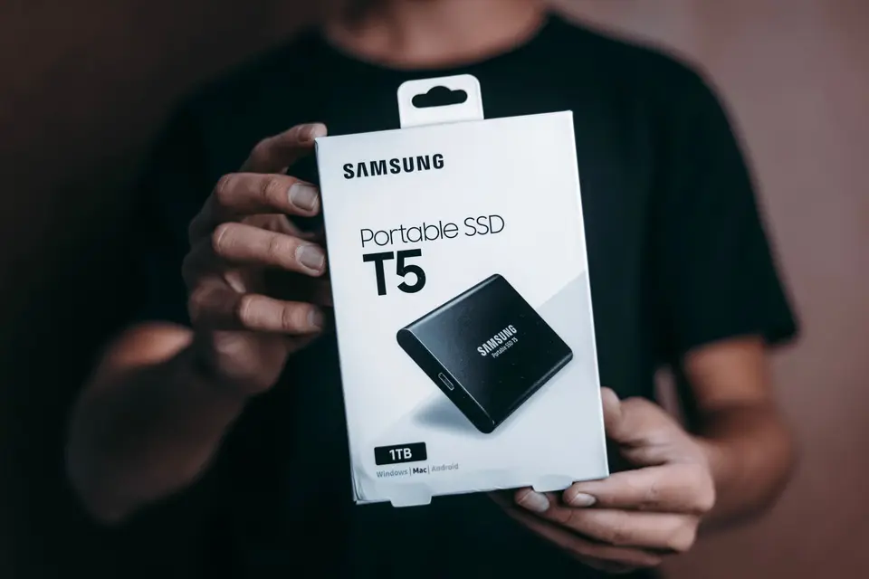手持固態硬碟放在筆記型電腦上方