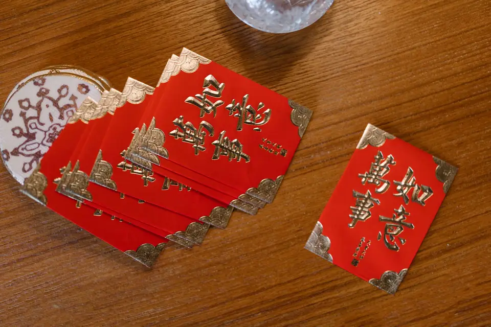 桌上的紅包與禮金文件