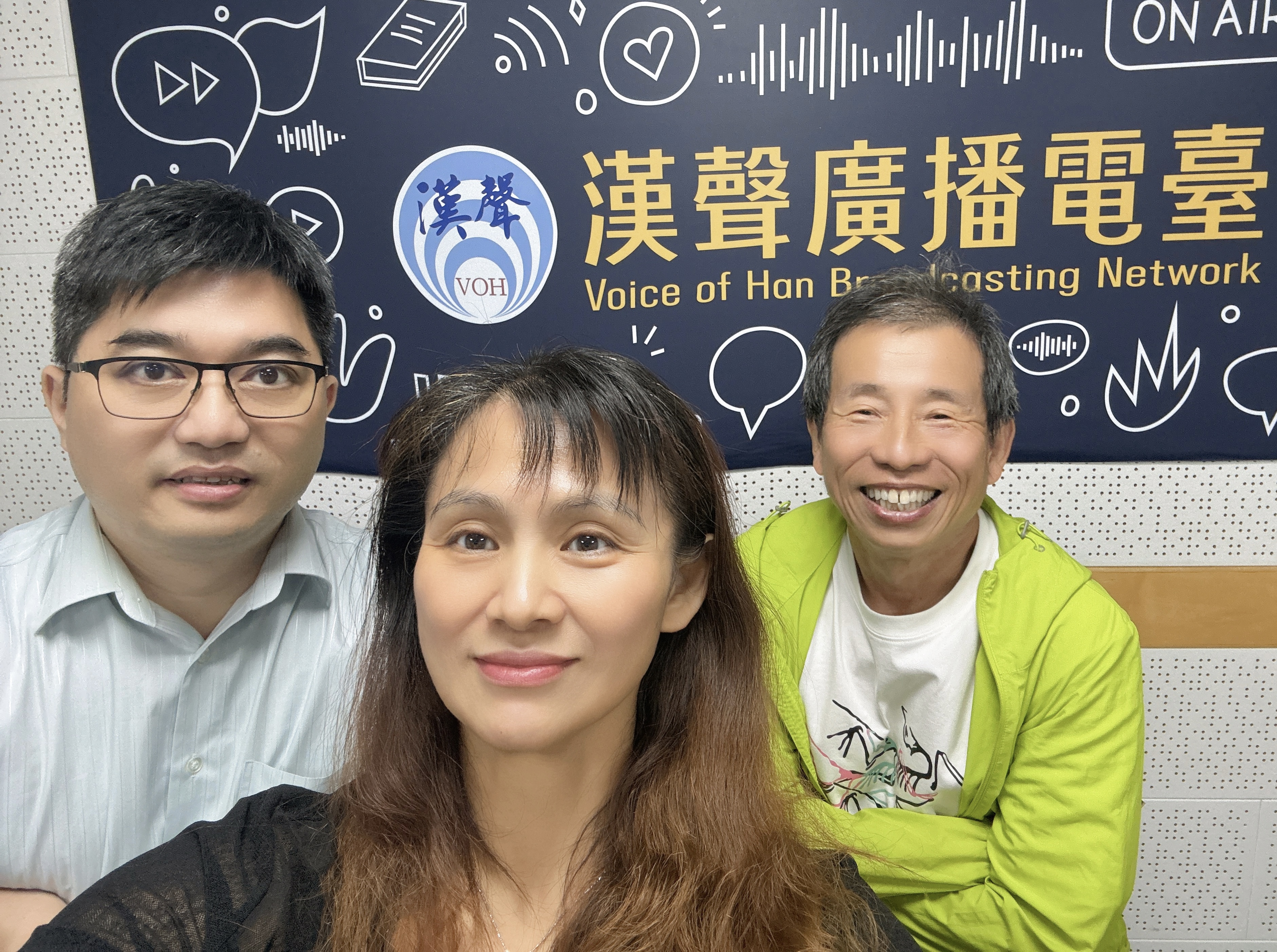 錄音室中的訪談合照