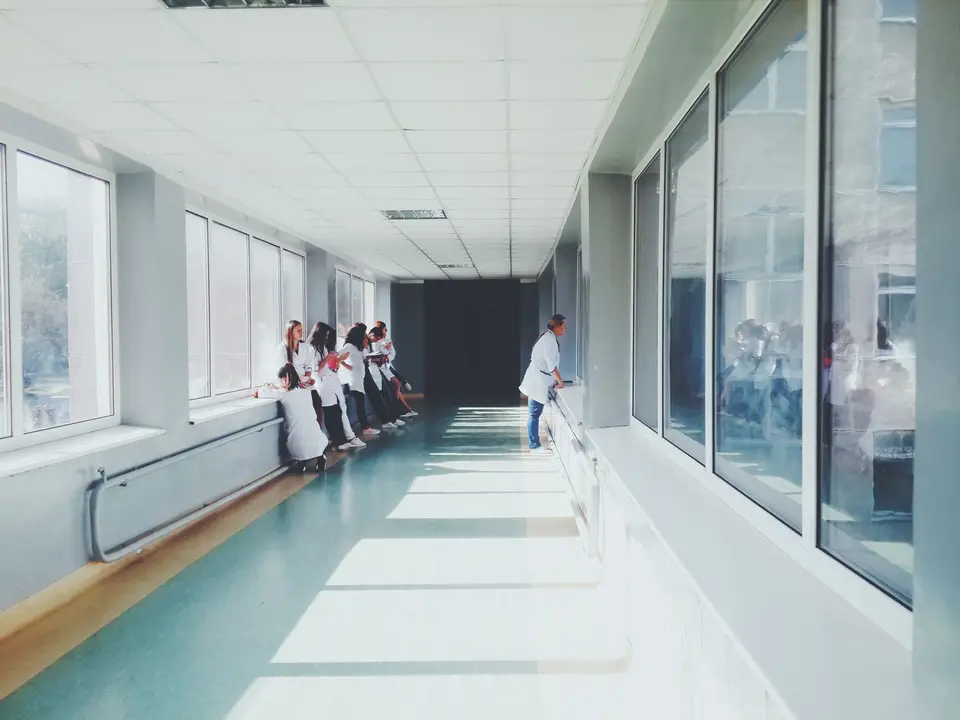 醫院診間門口示意，強調經痛出現警訊需盡速就醫評估（示意圖）
