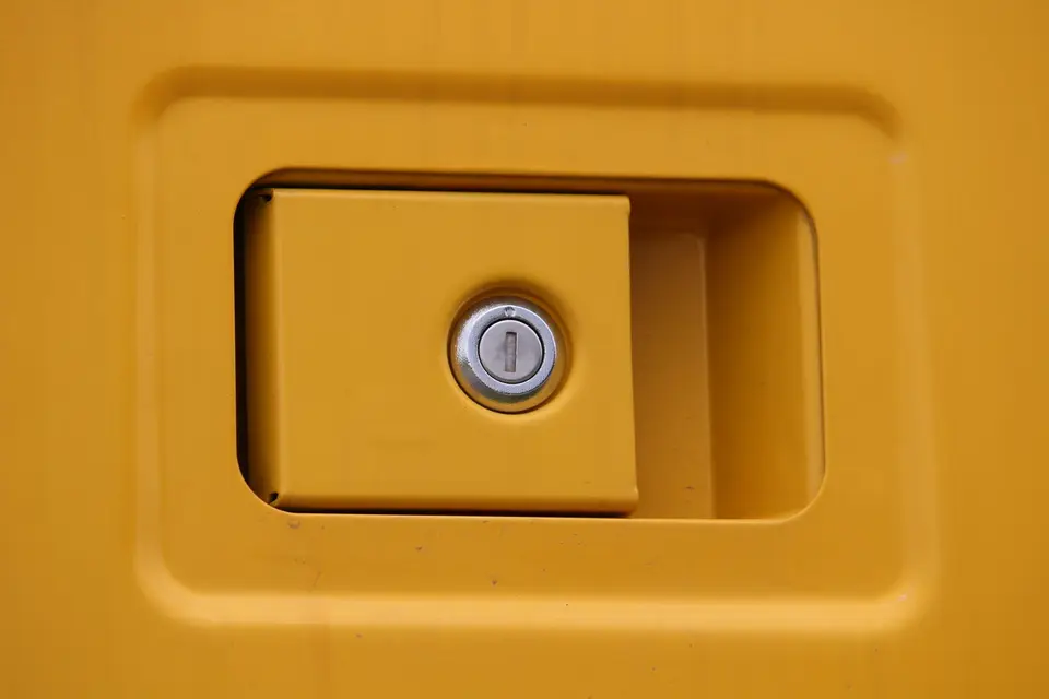 有門的高櫃內收著無品牌人用藥盒，狗狗與貓咪在櫃外安全活動（示意圖）
