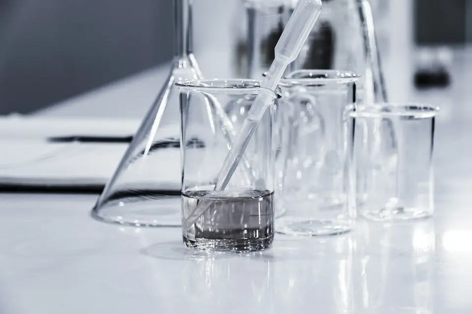 水質檢測用樣品瓶與實驗室器材（示意圖）