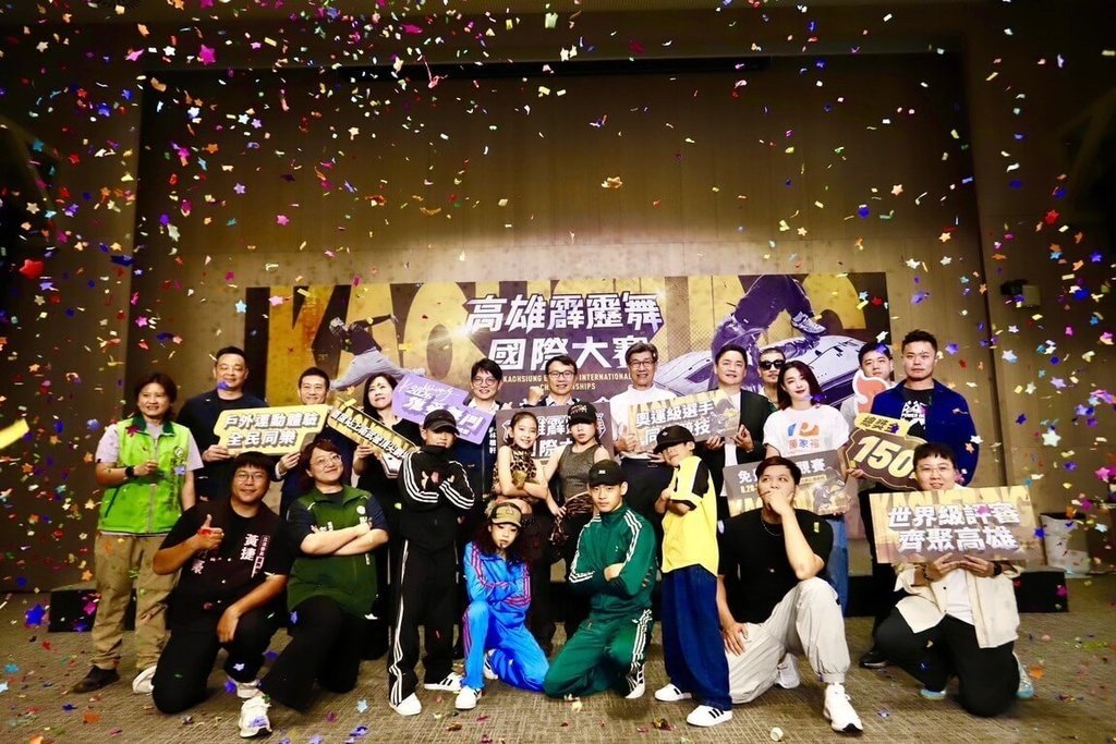 衛武營戲劇院的專業舞台上正在舉行霹靂舞賽事，觀眾席、評審區與台灣青少年選手同時入鏡。