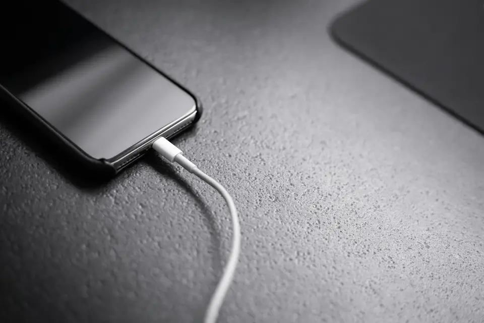 手機用傳輸線連接筆記型電腦（示意圖）