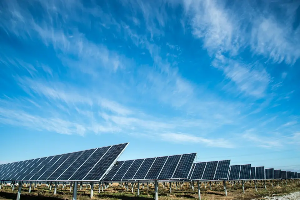 太陽能板與再生能源發電設施（示意圖）