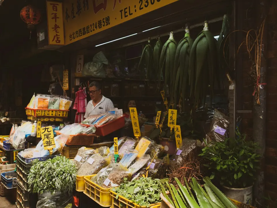 台灣傳統市場攤位，陳列各類新鮮蔬菜水果