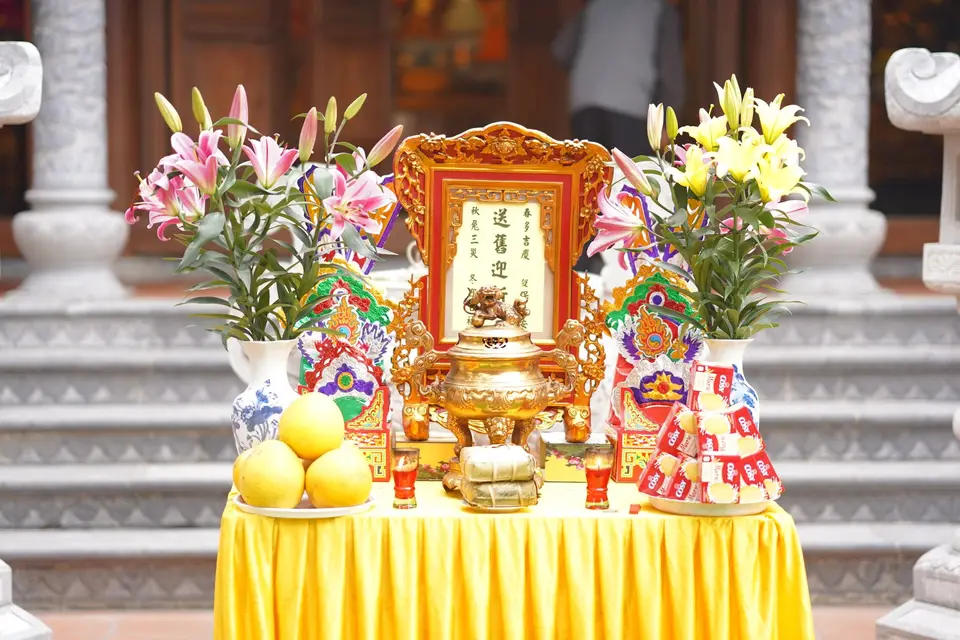 七娘媽祭拜供品包括花卉、香燭、食物與女妝用品,擺放時須注意安全與廟宇規定(示意圖) 廟宇供桌上擺放的鮮花、香燭與各式祭祀供品