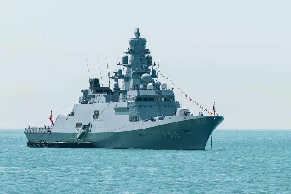 海面上的船艦航行畫面