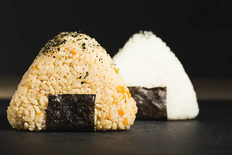 超商冷藏櫃裡陳列的飯糰與便當商品