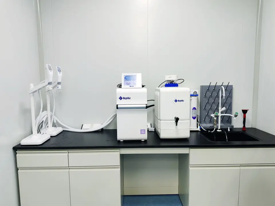 家用濾水器是 RO 技術進入居家的樣子 水槽旁的家用濾水器與取水瓶