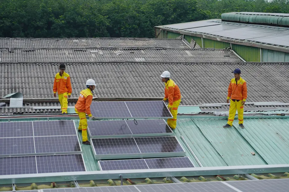太陽能板施工技師安裝作業（示意圖）