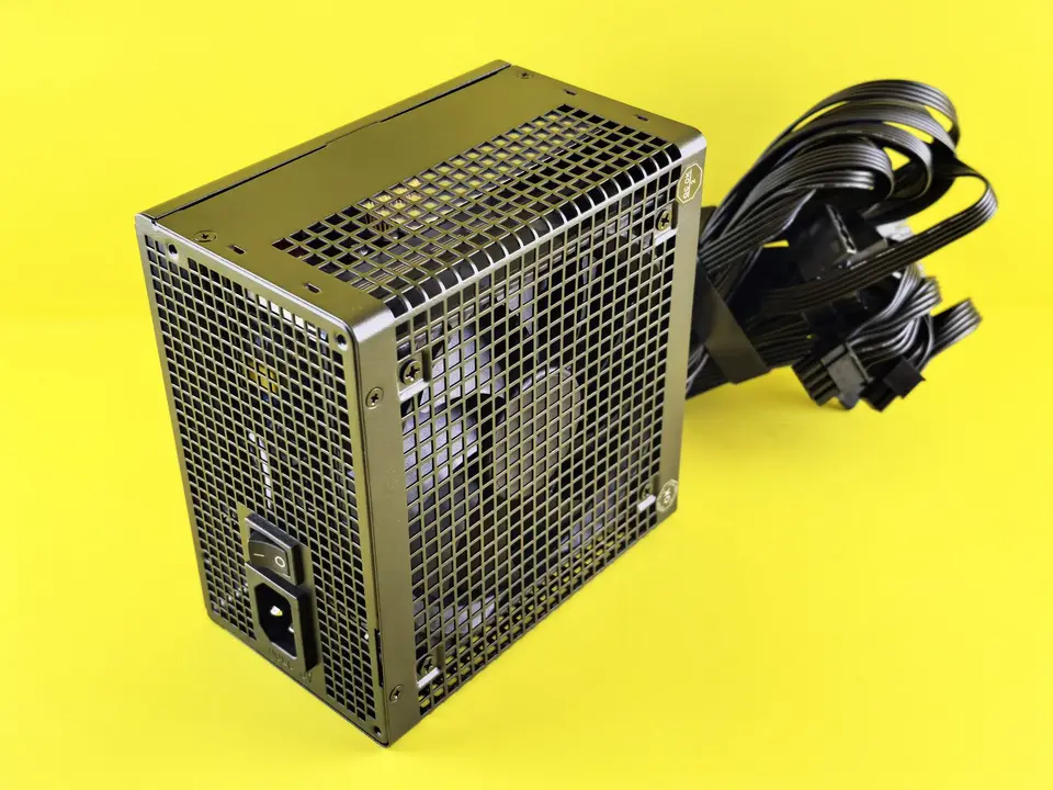 電腦電源供應器模組化線材特寫（示意圖）