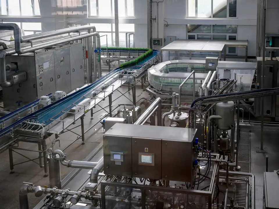 台灣飲料工廠瓶裝生產線與傳送帶的示意圖
