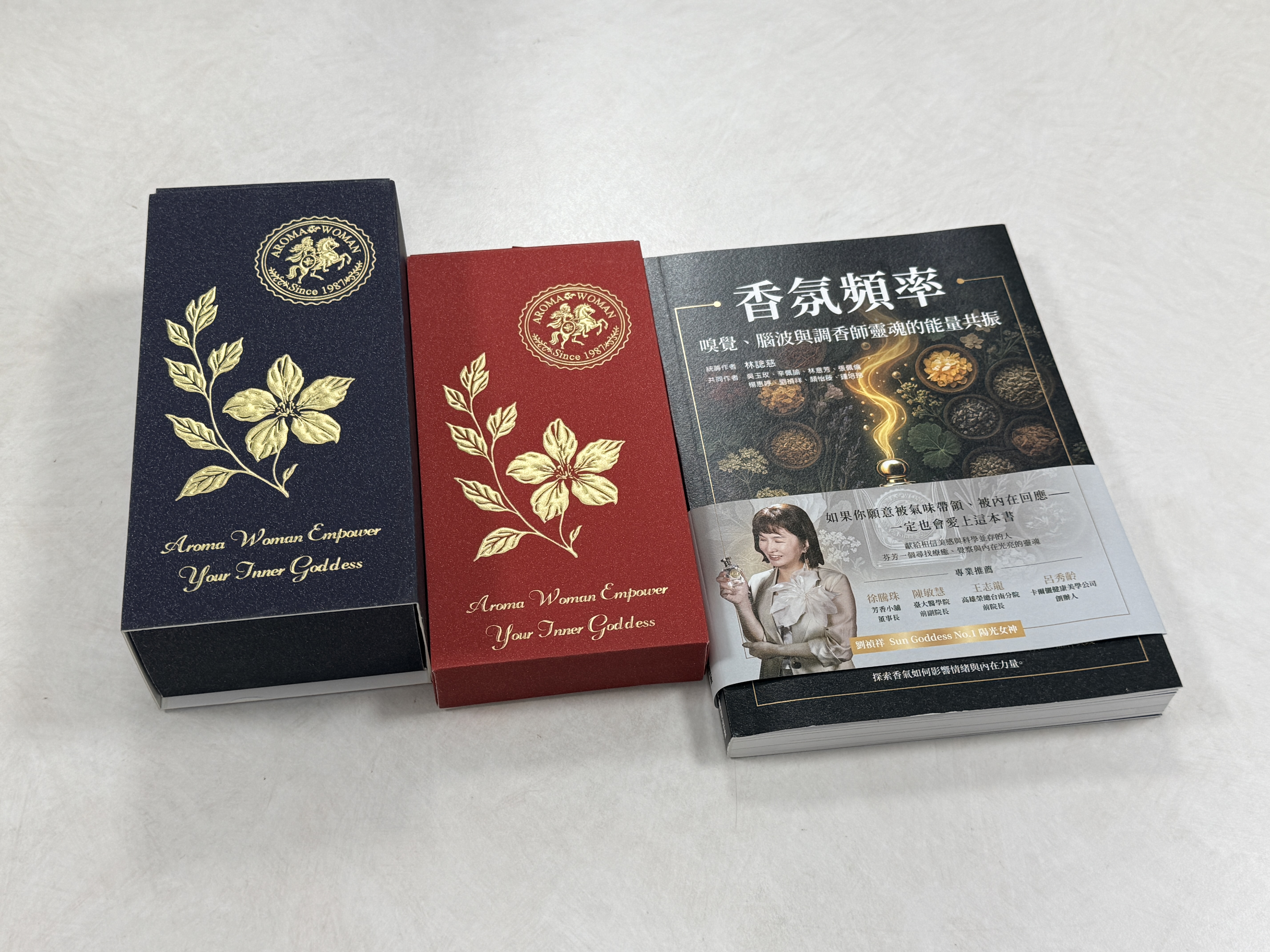 兩款香氛作品與《香氛頻率》書籍陳列