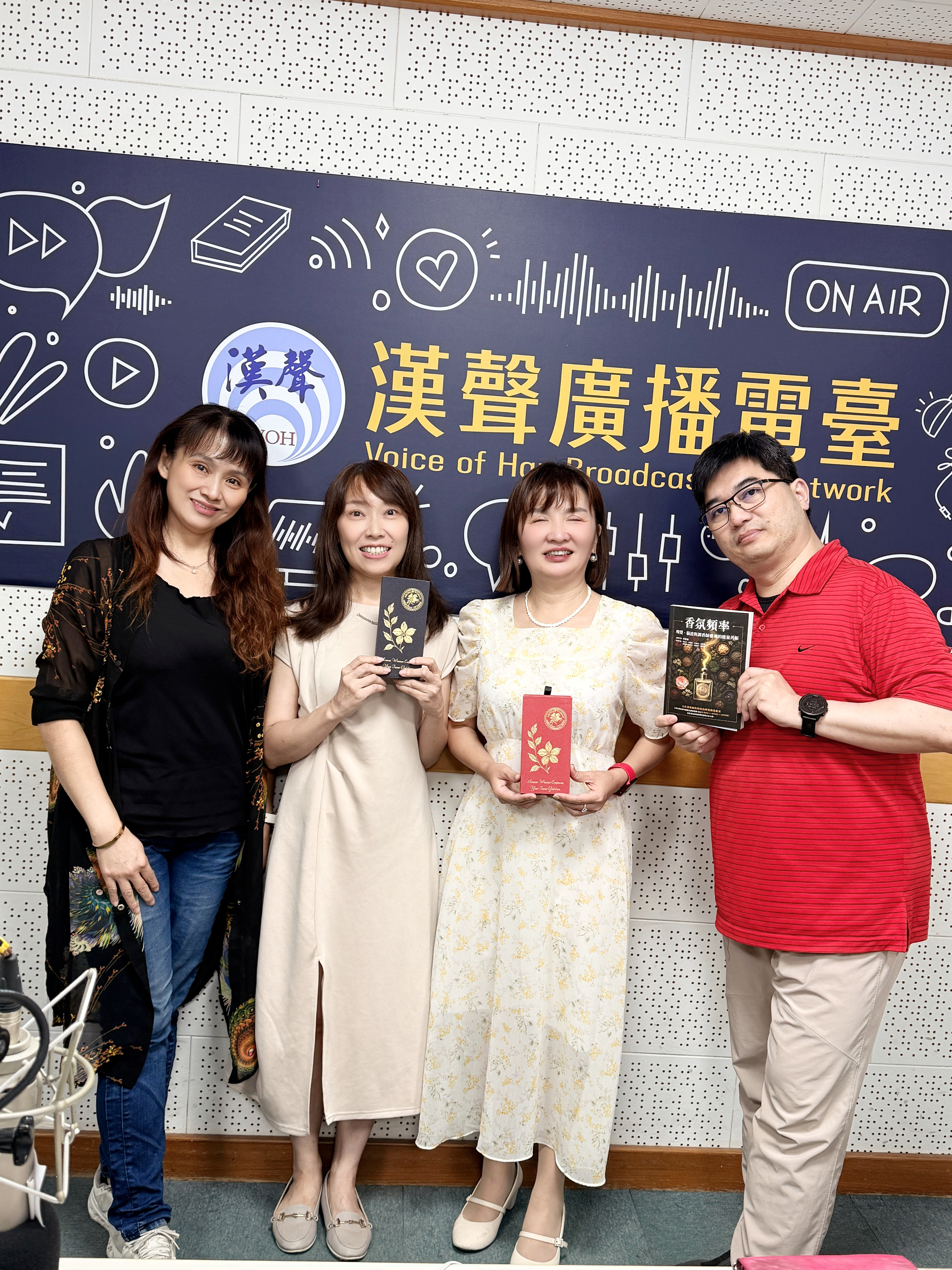 電臺錄音室中訪談團隊合影