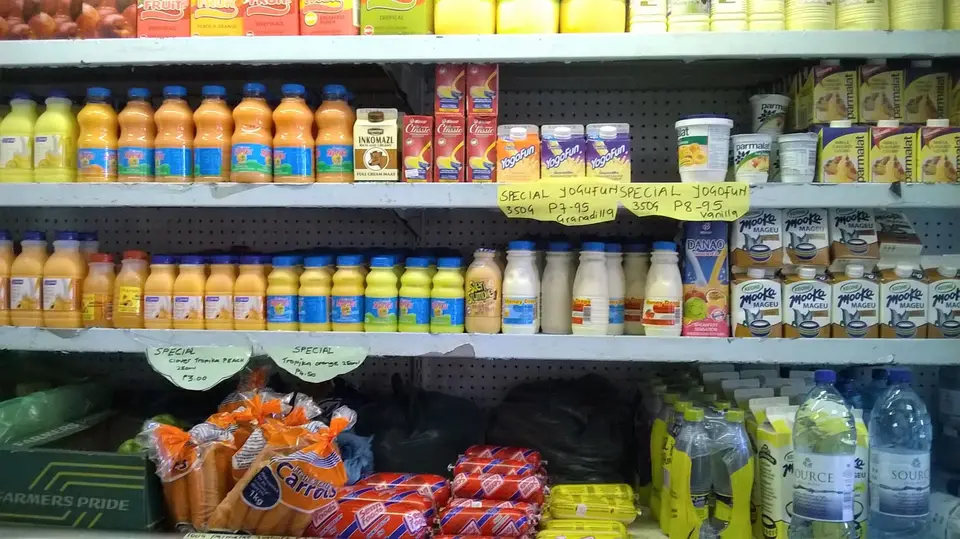 冷藏櫃中整齊排列的鮮奶瓶與乳品包裝
