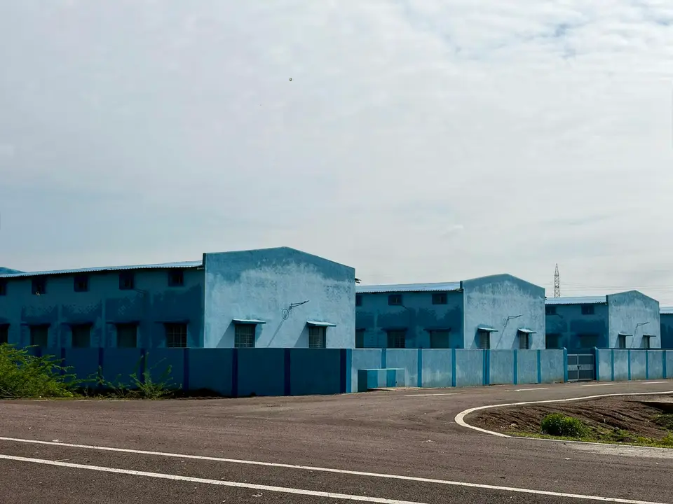 一排工業區廠房沿著道路排列，示意製造業聚落