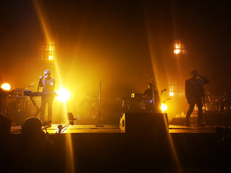 英國樂團Massive Attack現場演出，舞台上樂手與燈光效果