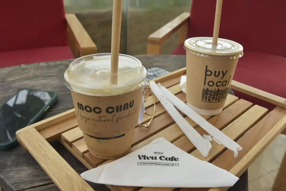 超商與餐飲業者提供的環保餐具與飲料杯，象徵現行限塑規定持續適用