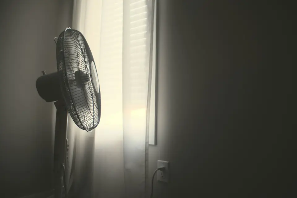 台灣一般住家臥室夜間，電風扇擺放在房間一角吹動空氣（示意圖）